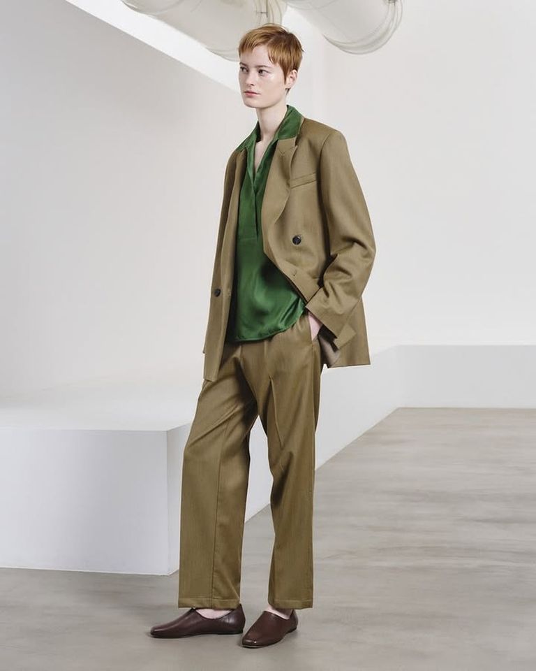 Sartorial lines, unexpected shades. A play between earthy greens and the fluidity of silk 

Available in boutique at 26 rue Saint Sulpice, Paris and online at pomandere.com

#POMANDÈRE #FW26