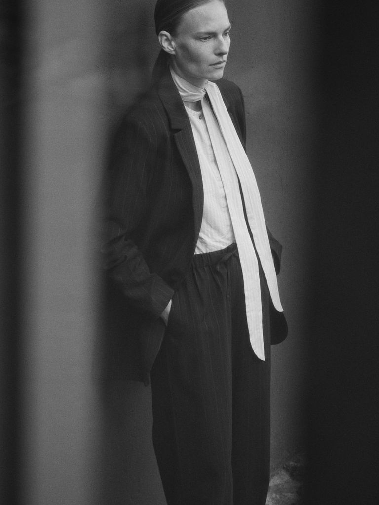 Striped poplin shirt. A fabric rooted in tradition meets a feminine design, enhanced by a softly knotted scarf.

 #POMANDÈRE #FW25