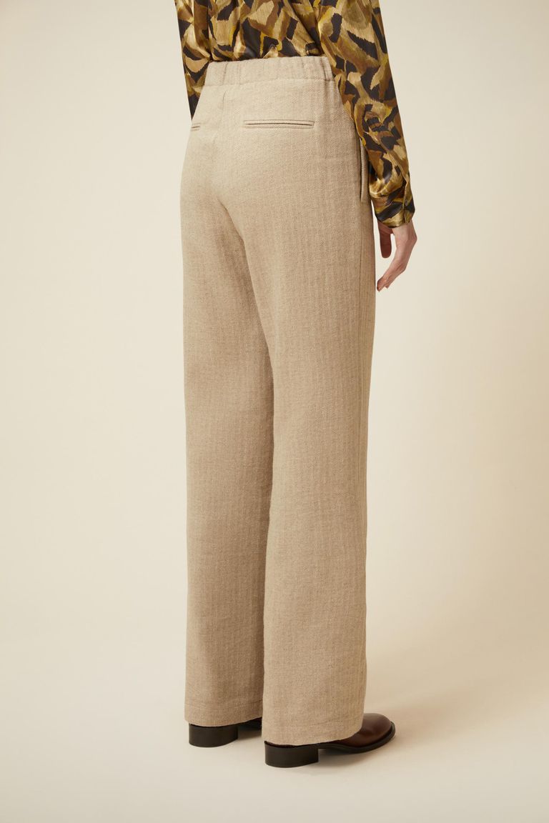 Trousers with slightly wide leg cut