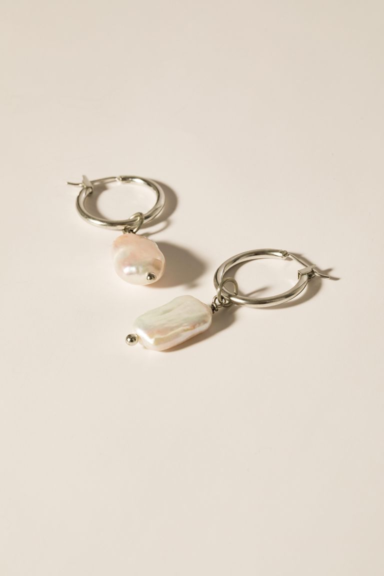 Earrings with natural pearl
