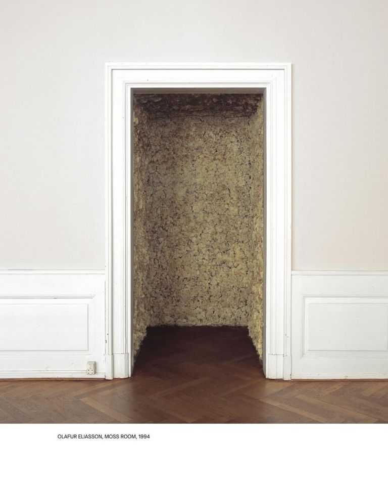 Inspired by the immersive nature of Olafur Eliasson’s Moss Room, Pomandère FW25 celebrates the dialogue between purity of line and the richness of texture.