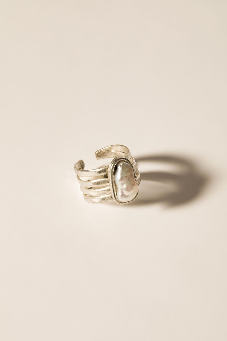 Ring with natural pearl
