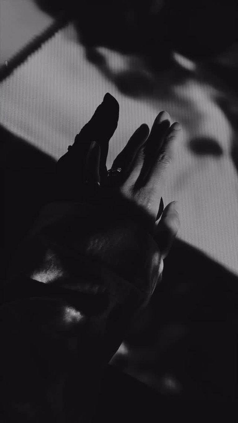 New beginnings, endless elegance.
Chloè shines in ice-hued hammered velvet, the perfect start to the year.