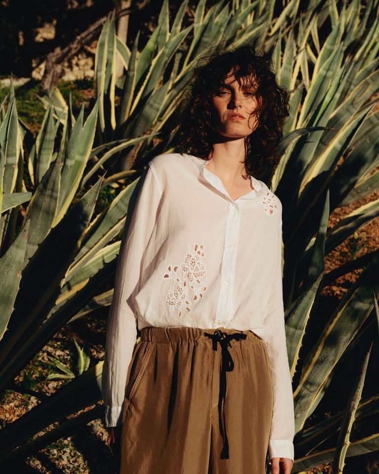 The lightness of voile,
enriched with hand-embroidered floral artistry.

Embroidered cotton voile shirt
Available in boutique at 26 rue Saint Sulpice, Paris and online at pomandere.com

#POMANDÈRE #SS26