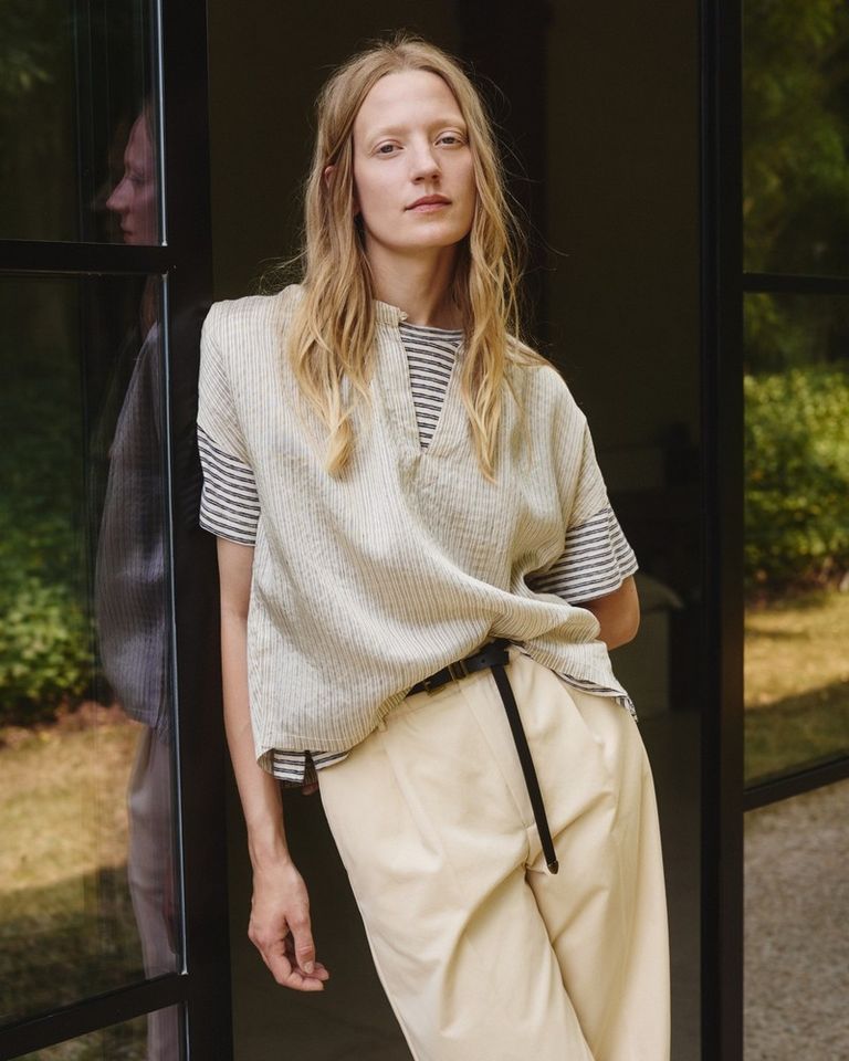 The refined sheen of a shantung top in viscose, linen, and silk meets the relaxed volume of an oversized cotton and linen jersey T-shirt.

Available in boutique at 26 rue Saint Sulpice, Paris and online at pomandere.com

#POMANDÈRE #SS26