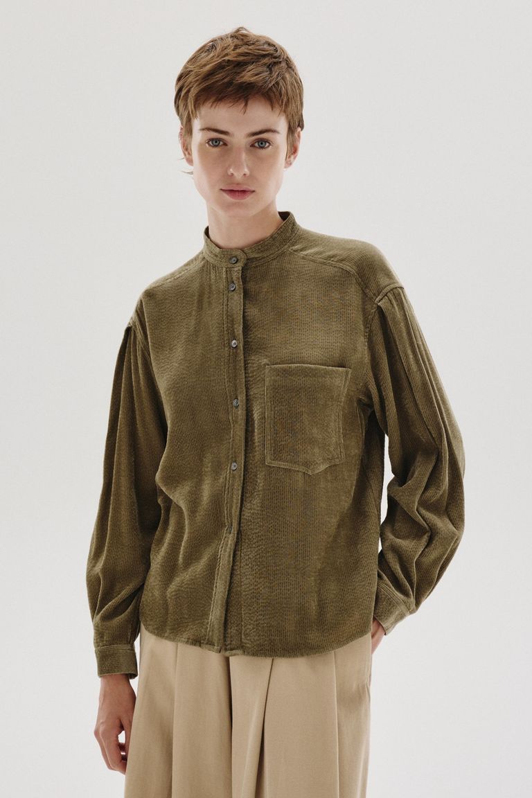 Chemise à col officier en velours côtelé fluide