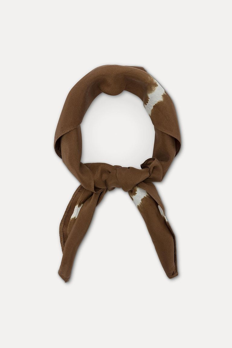 Reserve dyeing scarf