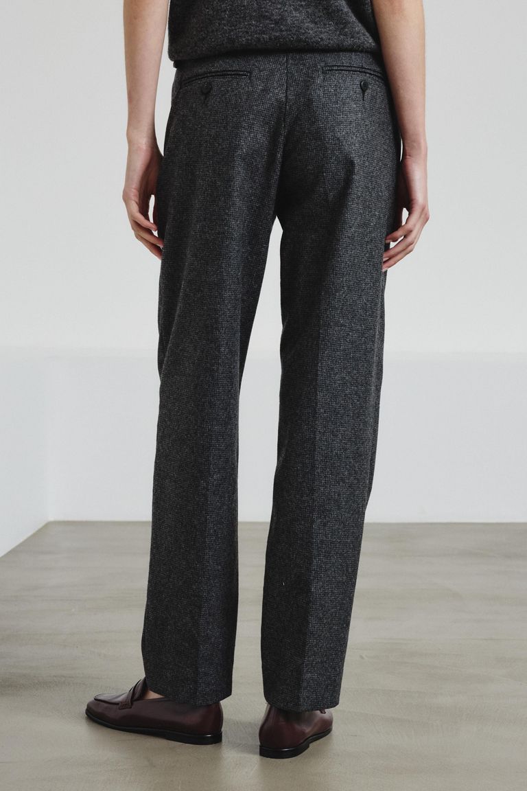 Trousers in micro hounstooth