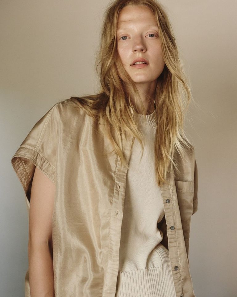 A dialogue between structure and fluidity.

Shirt and striped shantung skirt available in boutique at 26 rue Saint Sulpice, Paris and online at pomandere.com

#POMANDÈRE #SS26