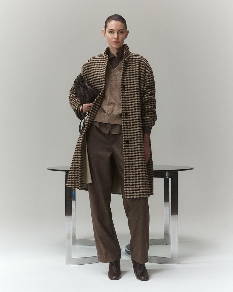 Soft layers, luminous tones.
A felted merino wool vest and a high-neck mohair sweater — autumn light on natural textures.

 #POMANDÈRE #FW25