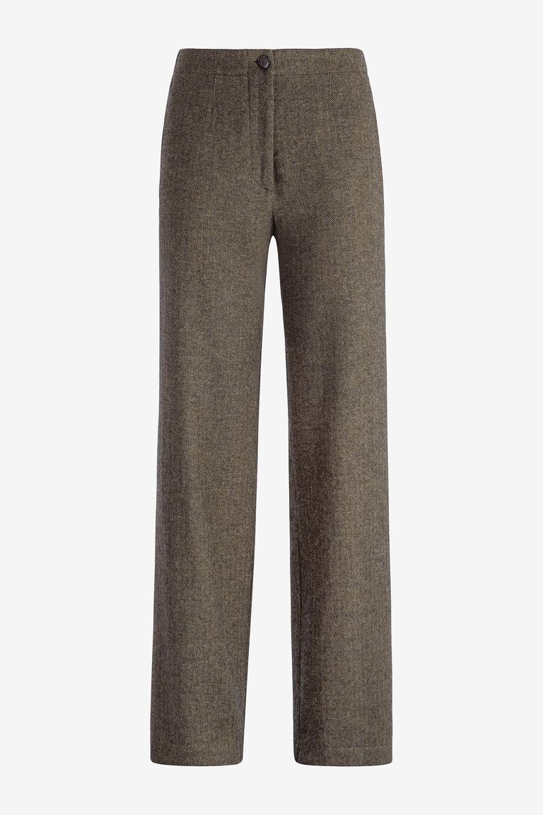 Trousers with slightly wide leg cut