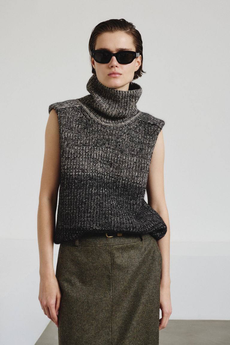 Sleeveless turtleneck in gradient English rib knit