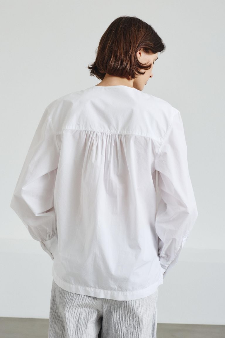 Poplin shirt with V-neck