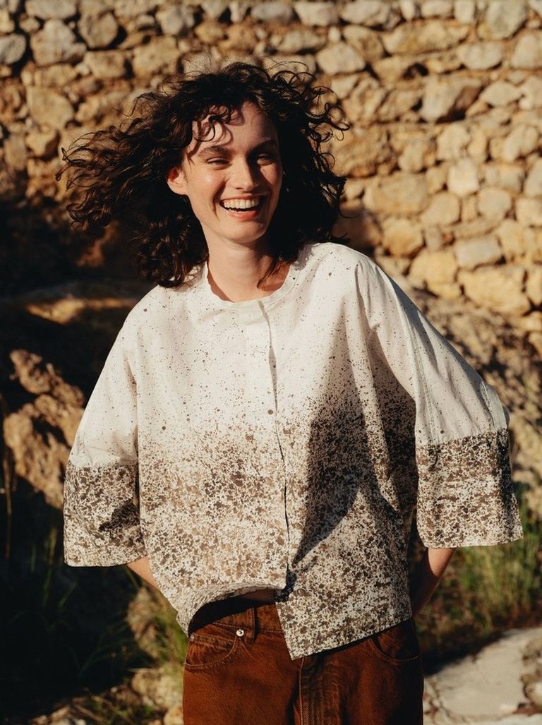 Inspired by the wild elegance of horses,
this artisanal dégradé print brings uniqueness to life.

Printed poplin shirt
Available in boutique at 26 rue Saint Sulpice, Paris and online at pomandere.com

#POMANDÈRE #SS26