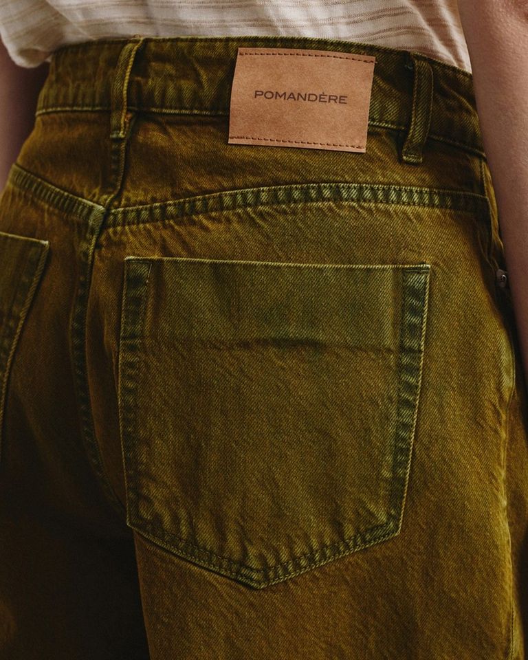 Bull denim dyed using an exclusive indigo–sulfur technique.

Available in boutique at 26 rue Saint Sulpice, Paris and online at pomandere.com

#POMANDÈRE #SS26
