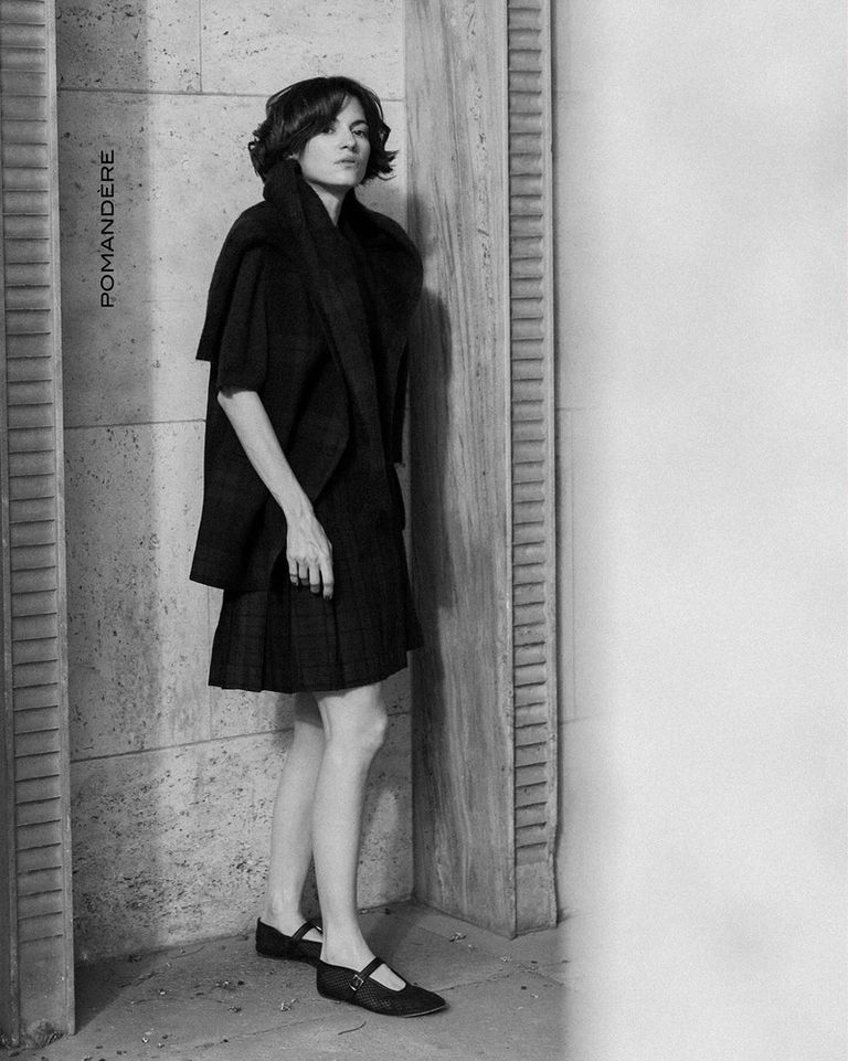 Lavinia Guglielman wears the tartan suit in pure virgin wool — a timeless statement of character and elegance.
Essential lines, tailored attitude and a fabric that speaks of heritage

#POMANDÈRE #FW25