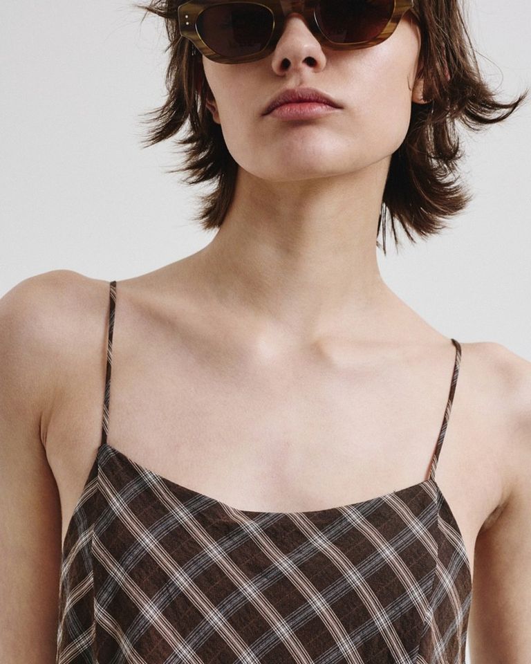 A cotton madras dress that plays with pattern and airiness.

Available in boutique at 26 rue Saint Sulpice, Paris and online at pomandere.com

#POMANDÈRE #SS26