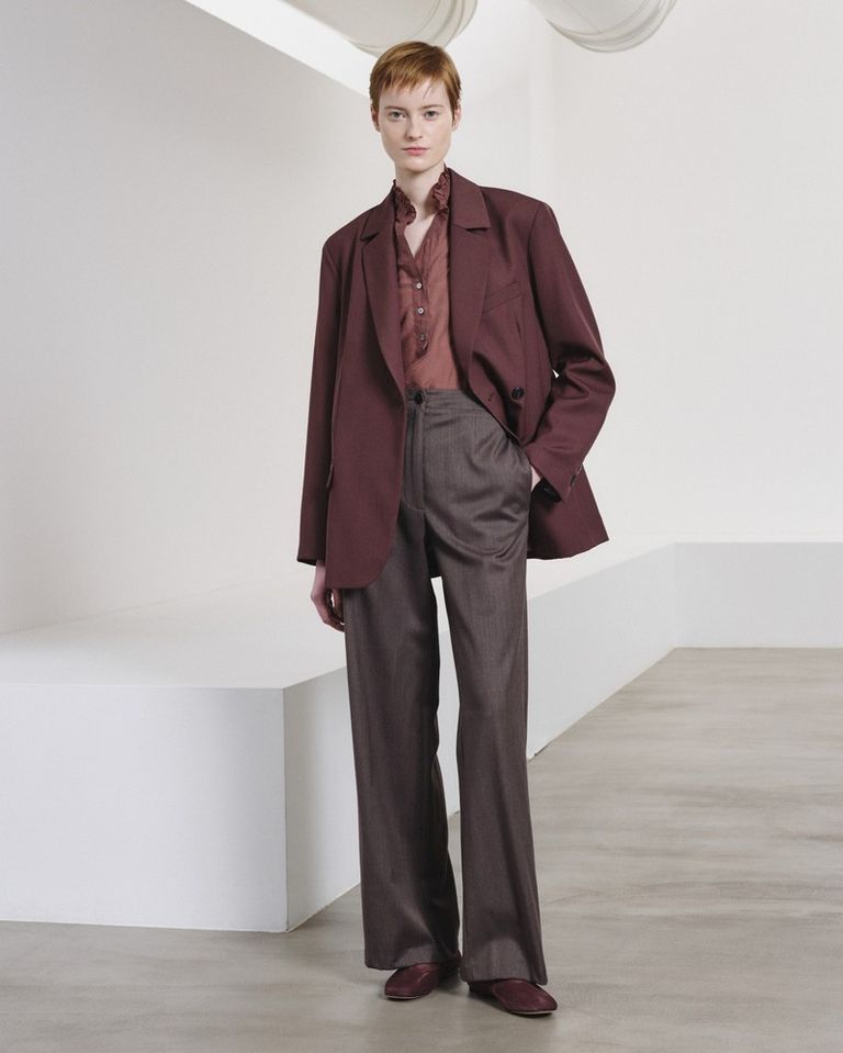 A study of shades and textures. From architectural surfaces to tailored silhouettes, Burgundy finds harmony with neutral tones and warm accents. 

#POMANDÈRE #FW26