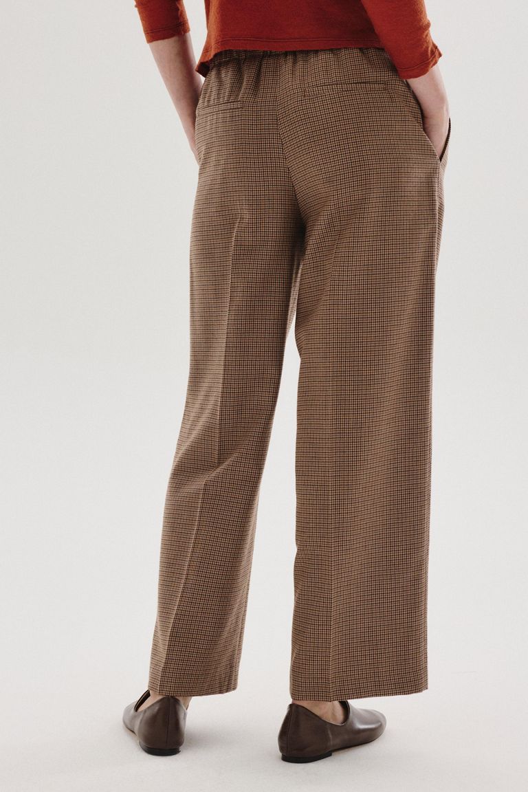 Elasticated-waist trousers in houndstooth flannel gianduia