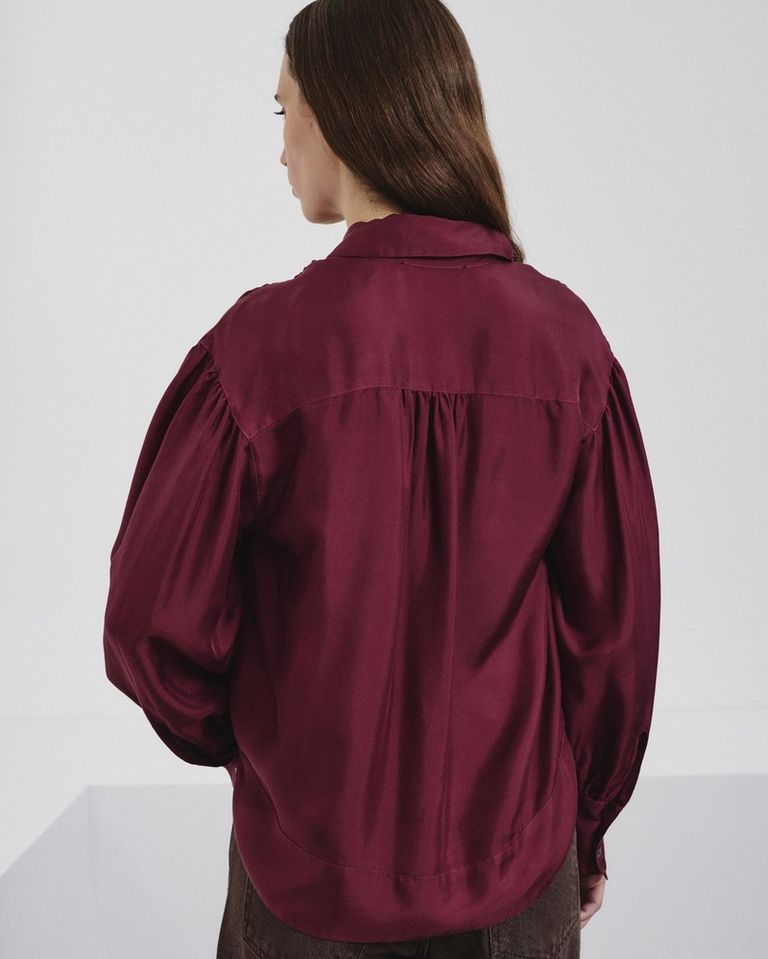 The essence of nature captured in silk. Soft movements, delicate shades, and Burgundy blooms inspire a palette of beauty. 

Available in boutique at 26 rue Saint Sulpice, Paris and online at pomandere.com

#POMANDÈRE #FW26