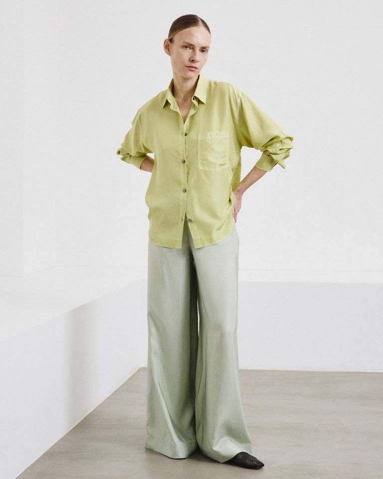 Designed to move naturally, with understated elegance in every detail.

Silk habutai shirt and  trousers in viscose twill available in boutique at 26 rue Saint Sulpice, Paris and online at pomandere.com

#POMANDÈRE #SS26