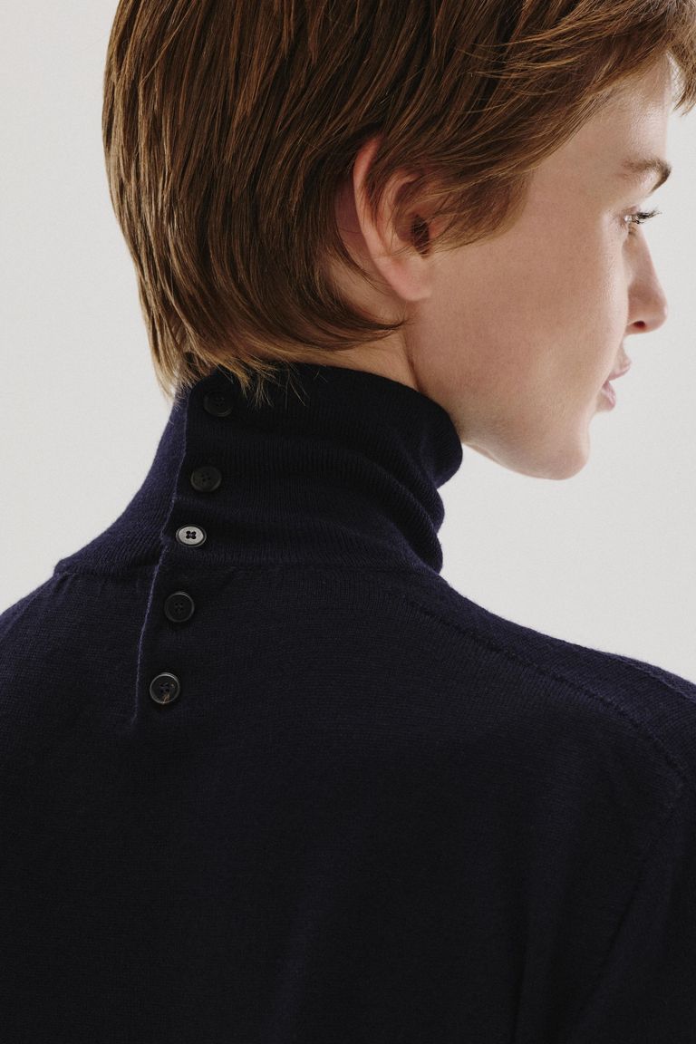 Dolcevita in maglia di lana rasata navy