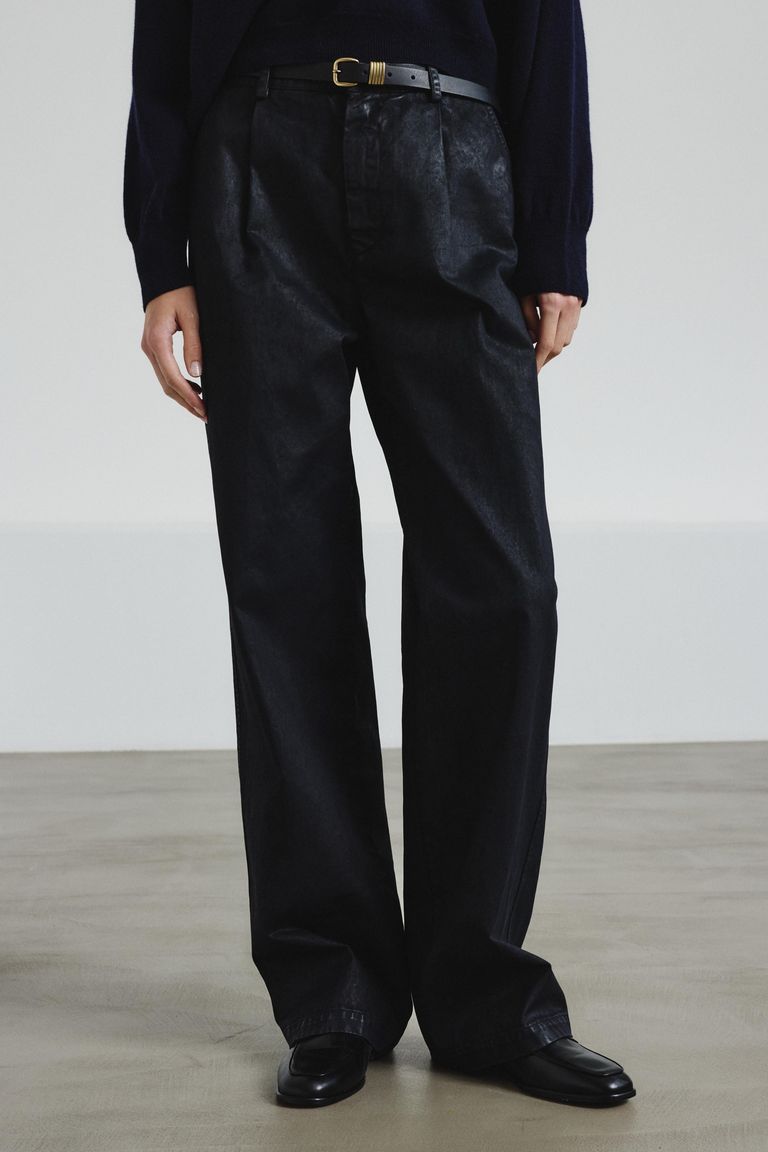 Trousers in cotton drill with a leather-like handfeel