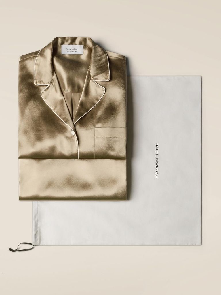 Viscose-satin pajamas traced with elegant piping.
A quiet, effortless grace to accompany your moments of daily ease.

#POMANDÈRE #FW25