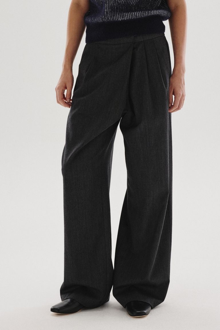 Pantalon à grand pli asymétrique en flanelle mélangée de coton et laine anthracite