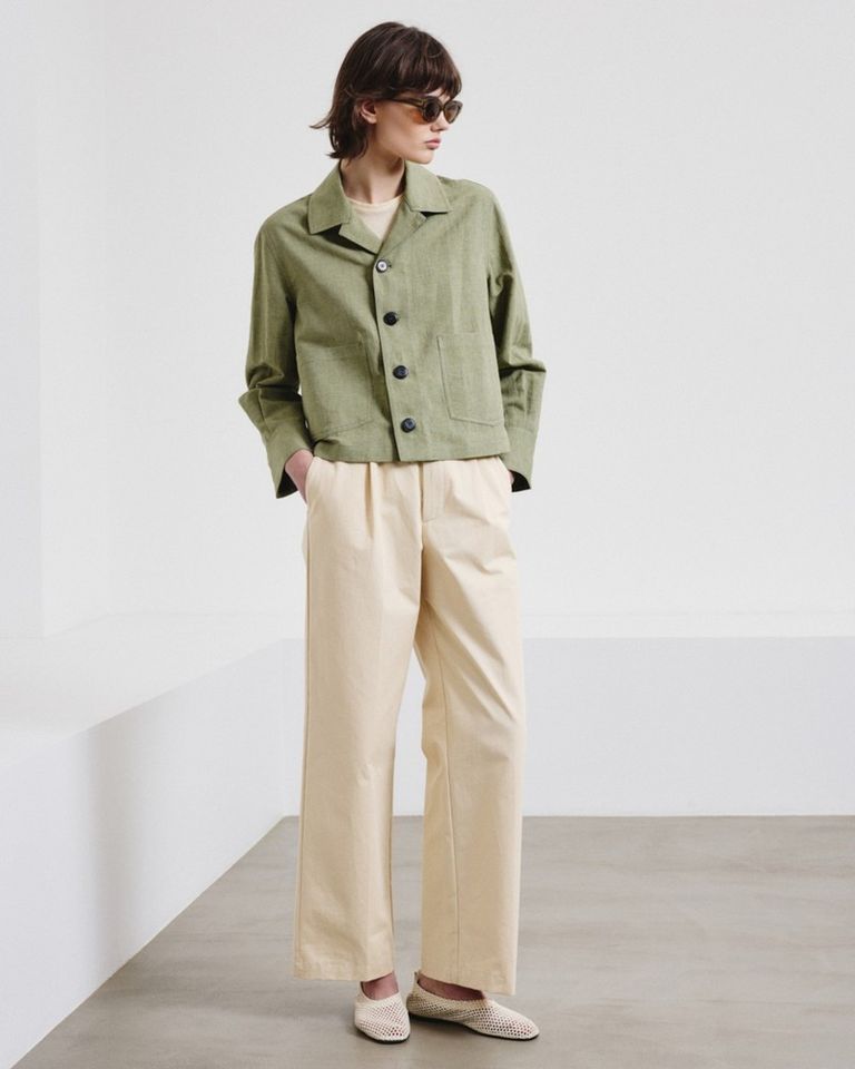 Natural textures, contemporary function. 

Jacket in linen and cotton panama available in boutique at 26 rue Saint Sulpice, Paris and online at pomandere.com

#POMANDÈRE #SS26