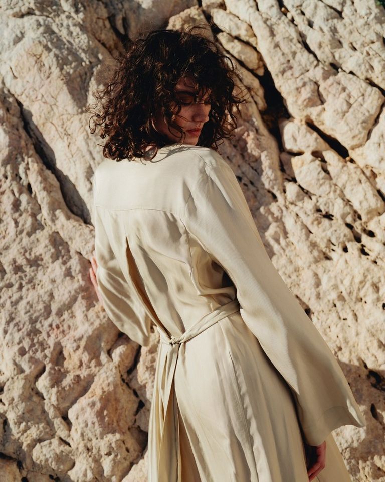 A quiet dialogue between fabric and nature.

Viscose twill dress.
Available in boutique at 26 rue Saint Sulpice, Paris and online at pomandere.com
#POMANDÈRE #SS26