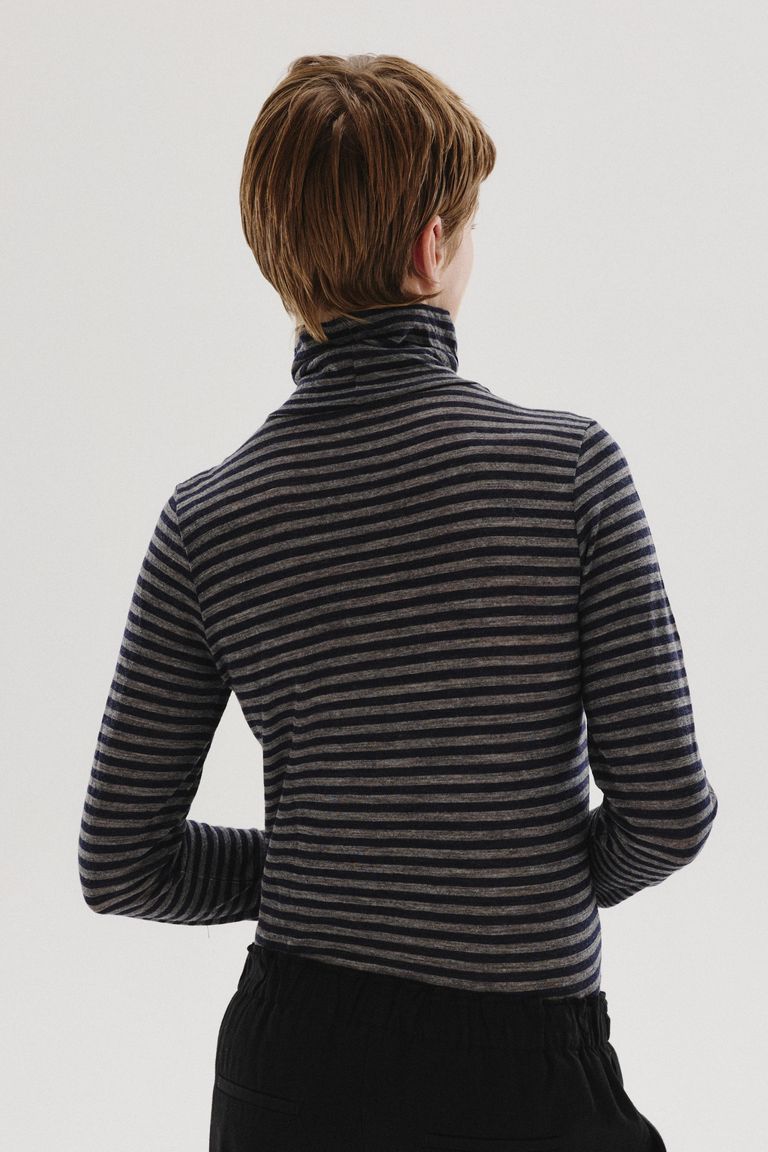 T-shirt a collo alto in jersey rigato di lana