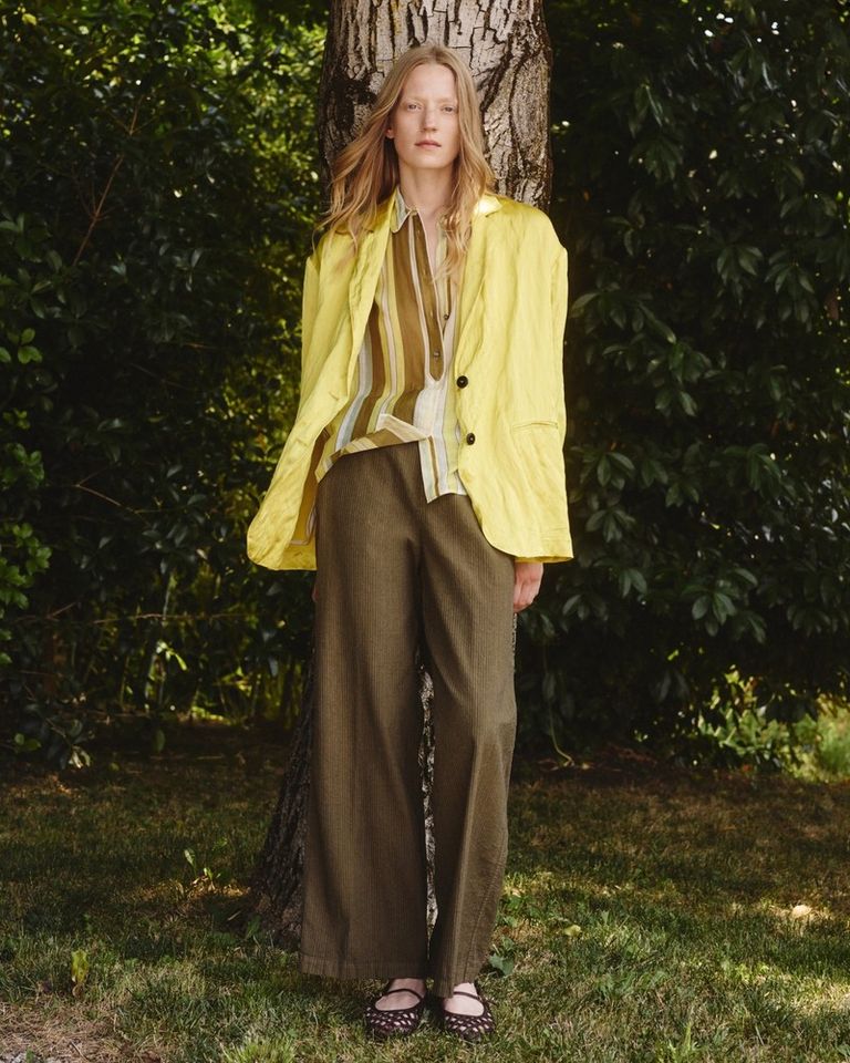 Yellow crinkled viscose satin jacket.
Fluid, luminous, and full of movement

Available in boutique at 26 rue Saint Sulpice, Paris and online at pomandere.com

#POMANDÈRE #SS26
