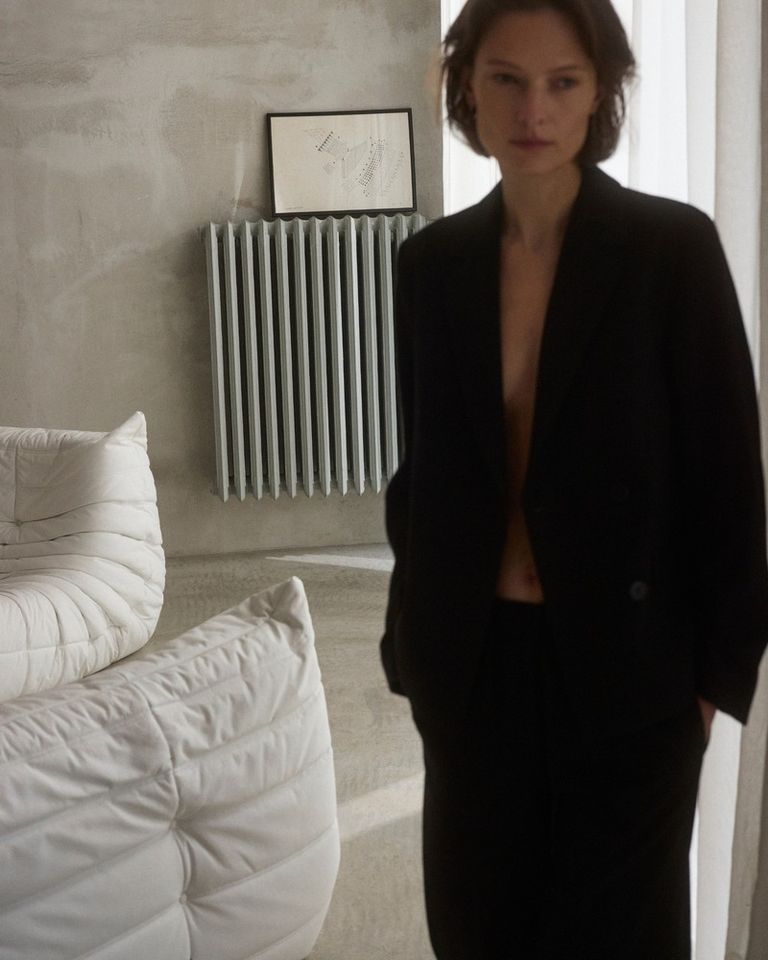 Worn directly on the skin, the jacket reveals the intimate softness of natural fabrics and the effortless elegance of a second layer.

 #POMANDERE #FW26