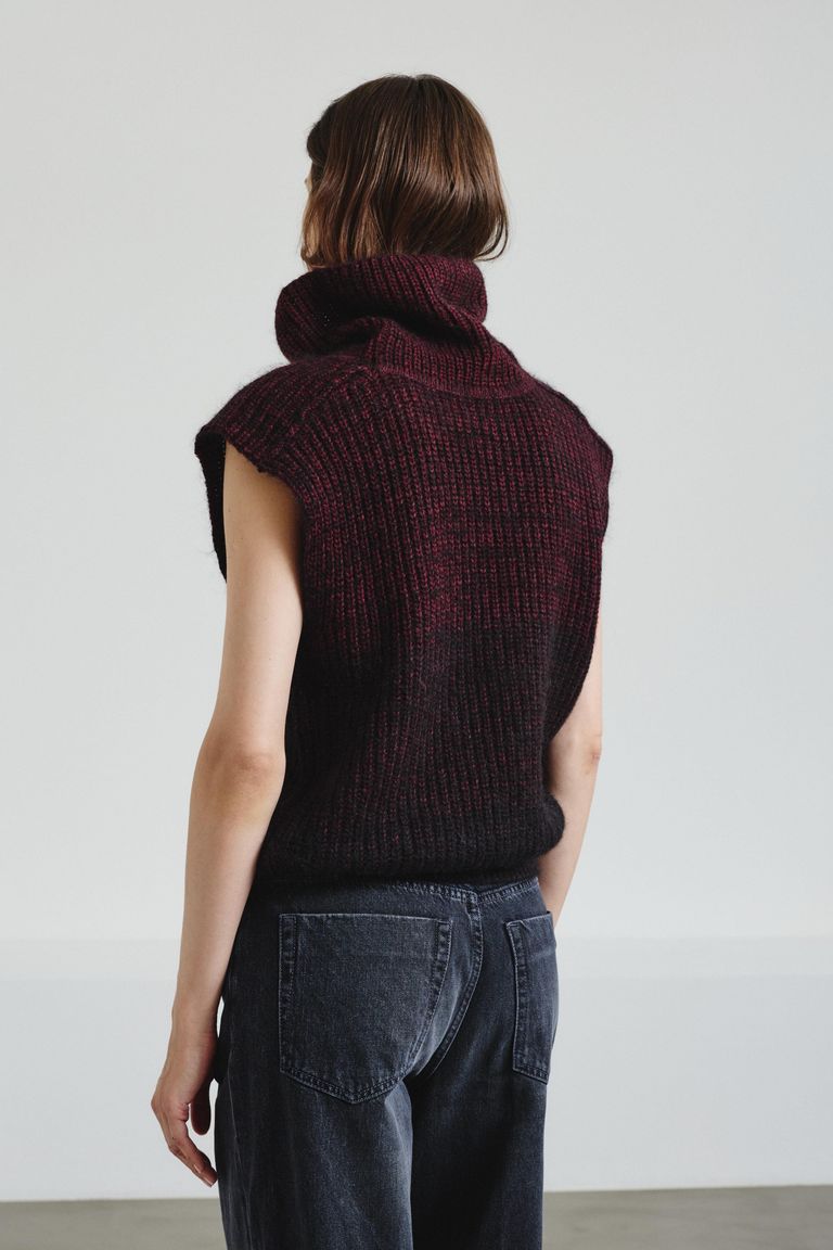 Sleeveless turtleneck in gradient English rib knit