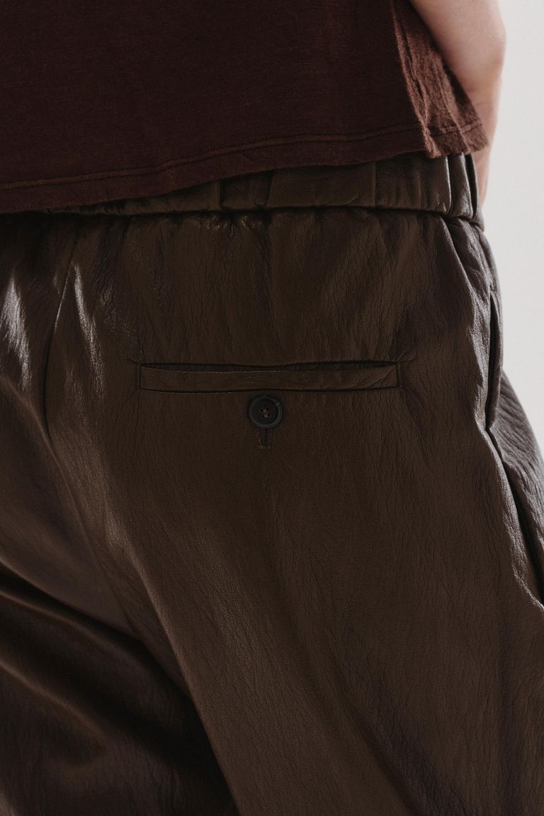 Pantalone jogging in ecopelle mogano