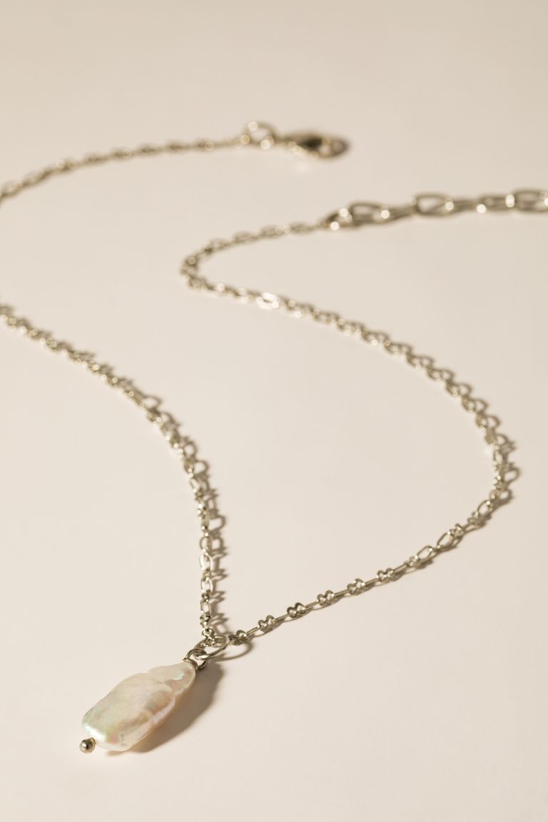 Necklace with natural pearl