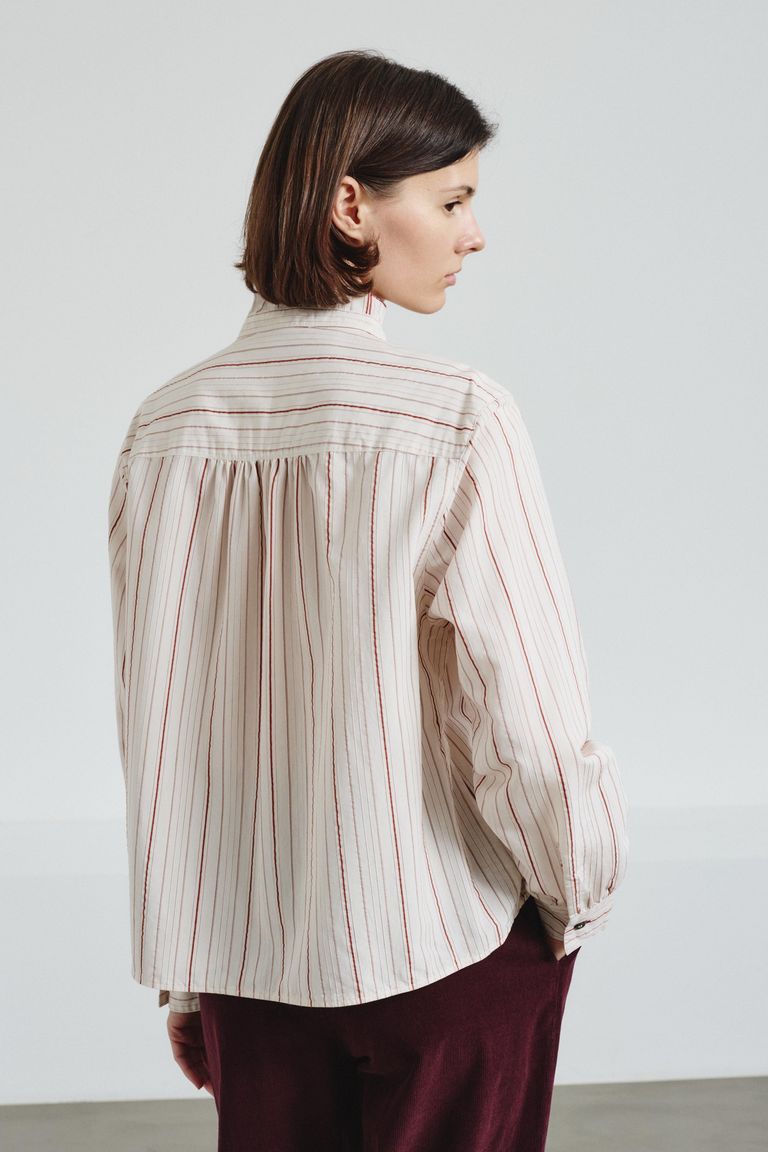 Chemise féminine à rayures
