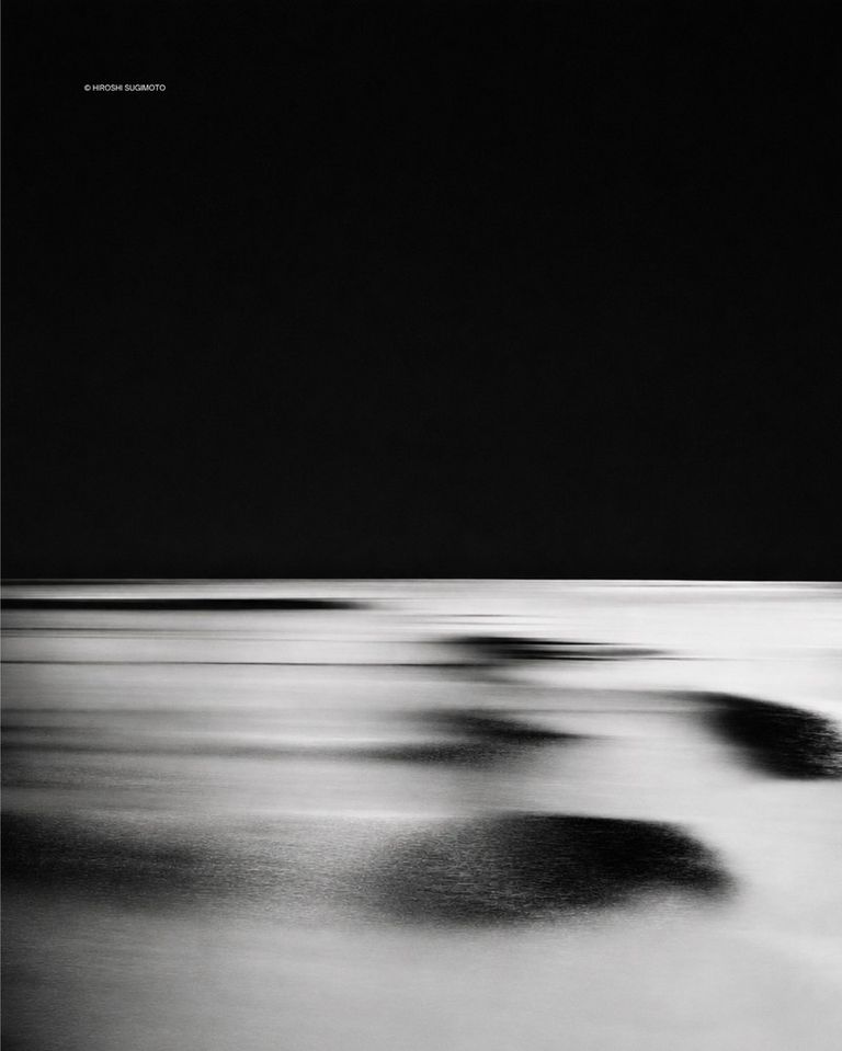 The horizon as a meeting point between the infinite black and the vibration of light.
© Hiroshi Sugimoto