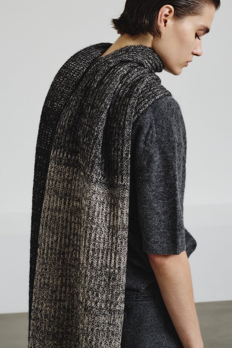 Degradé knit scarf