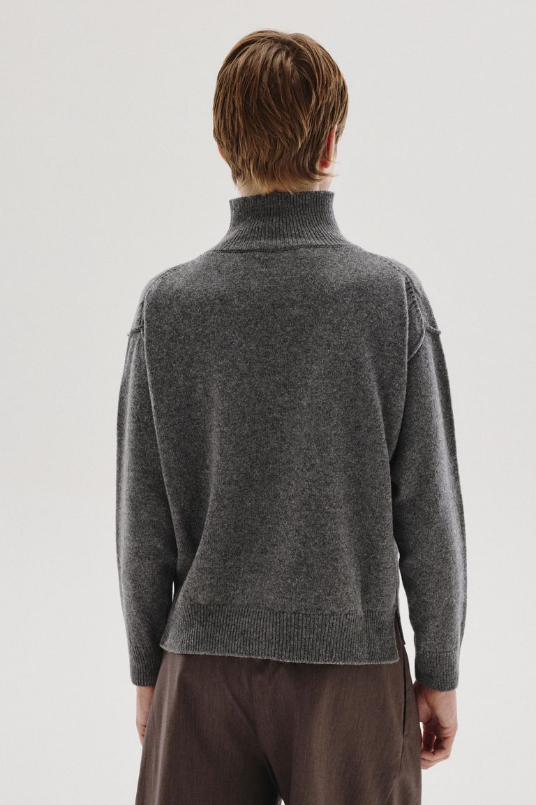 Maglione a collo alto in maglia rasata di lana e cashmere grafite