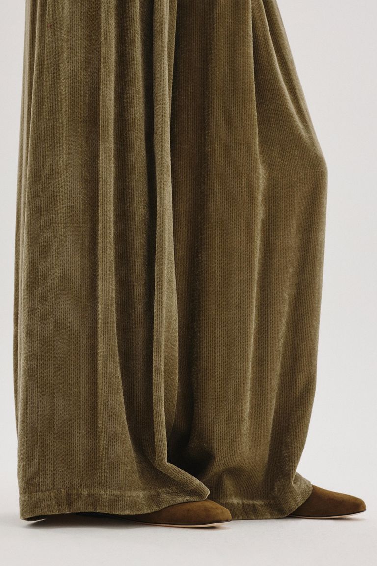 Pantalone ampio in velluto fluido a coste argilla