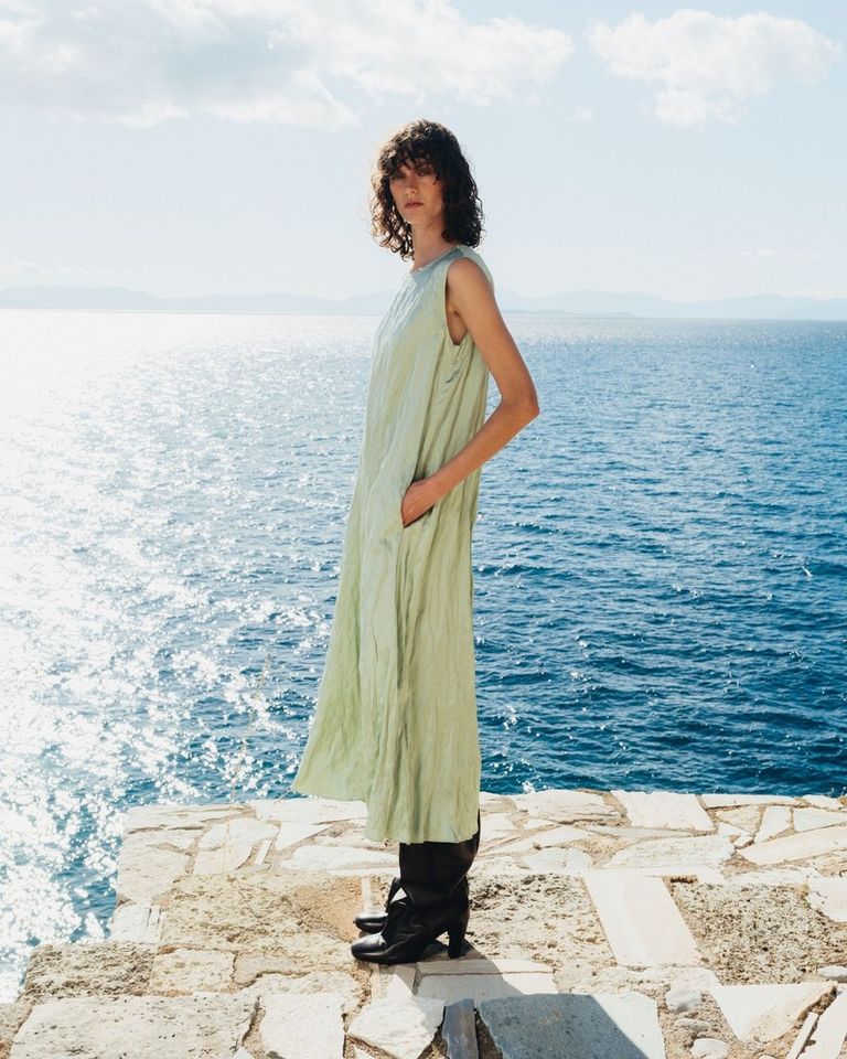 The beauty of crinkled viscose satin, catching the light. 

Available in boutique at 26 rue Saint Sulpice, Paris and online at pomandere.com

#POMANDÈRE #SS26