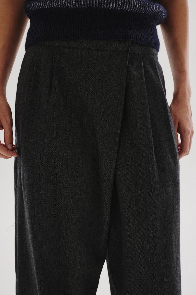 Pantalon à grand pli asymétrique en flanelle mélangée de coton et laine anthracite