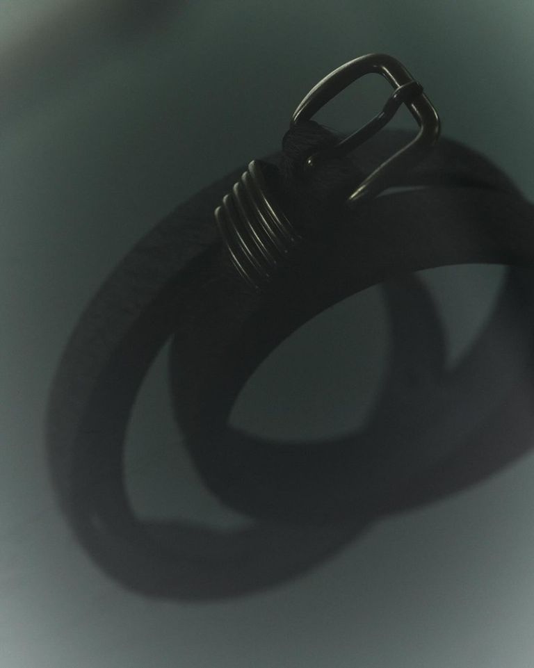 Minimal metal, premium leather

#POMANDÈRE #FW25