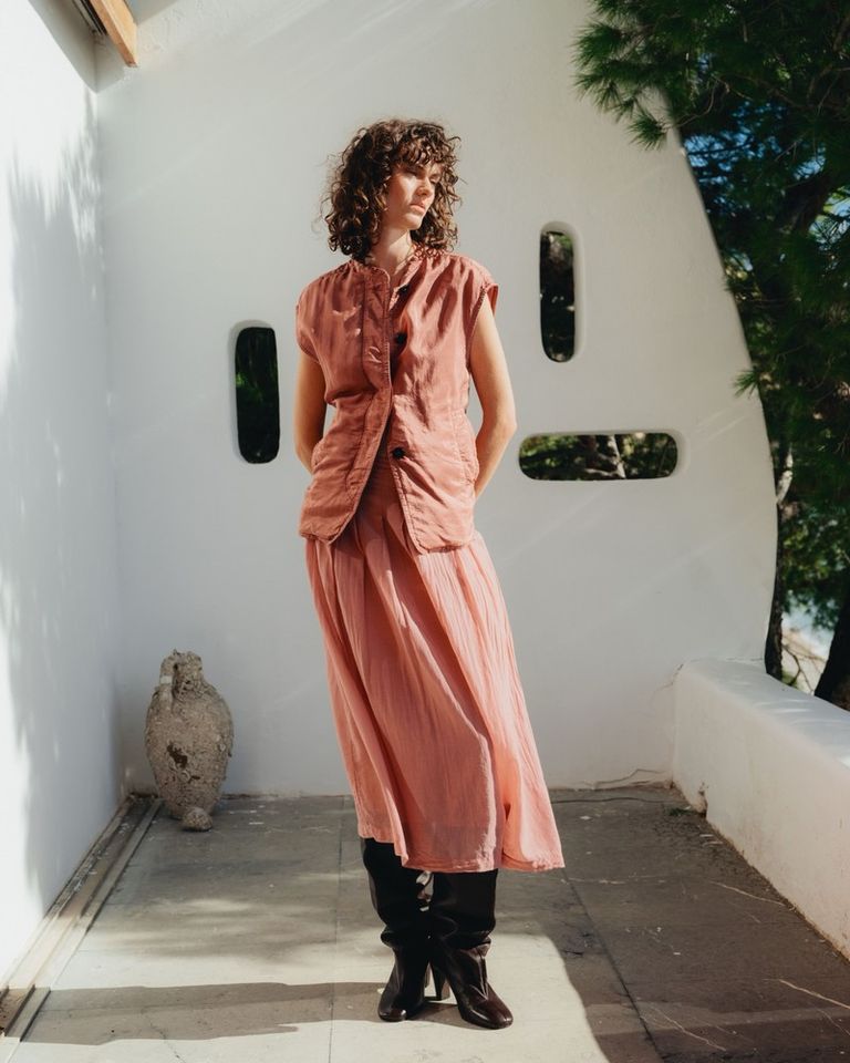 Silk in motion, color in bloom.
A gentle statement of femininity.

Double-layer cotton and silk waistcoat 
Available in boutique at 26 rue Saint Sulpice, Paris and online at pomandere.com

#POMANDÈRE #SS26