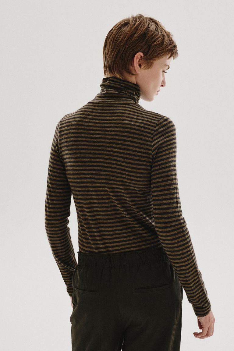 T-shirt a collo alto in jersey rigato di lana