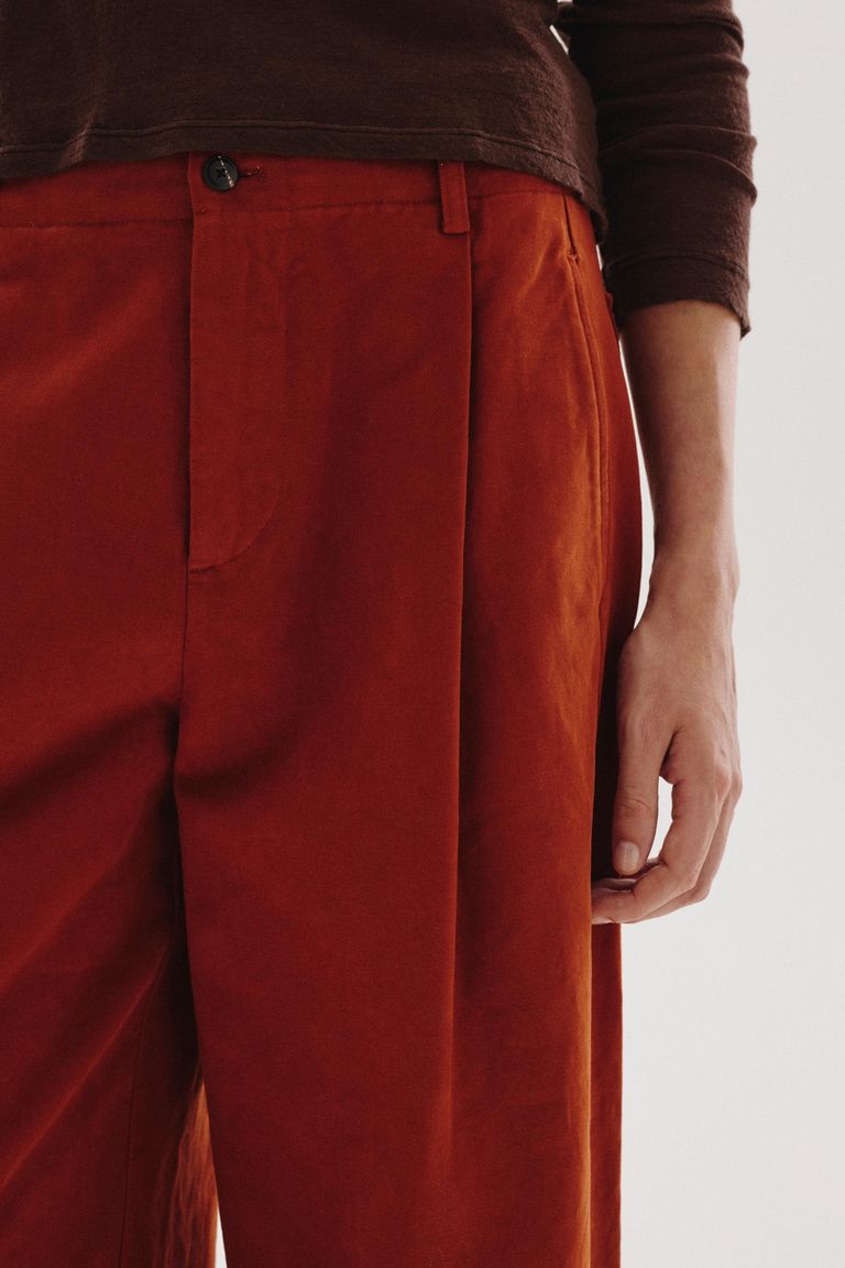 Pantalone ampio in drill di cotone smerigliato cotto