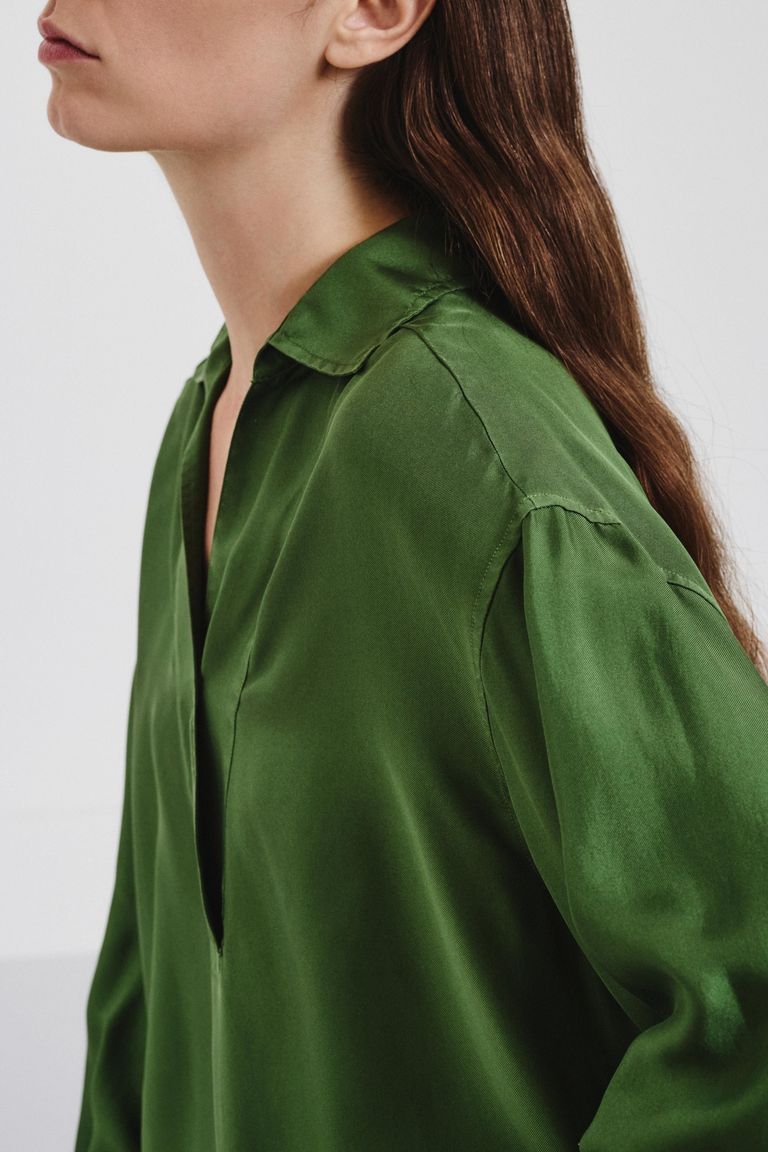 Chemise en twill de soie col V