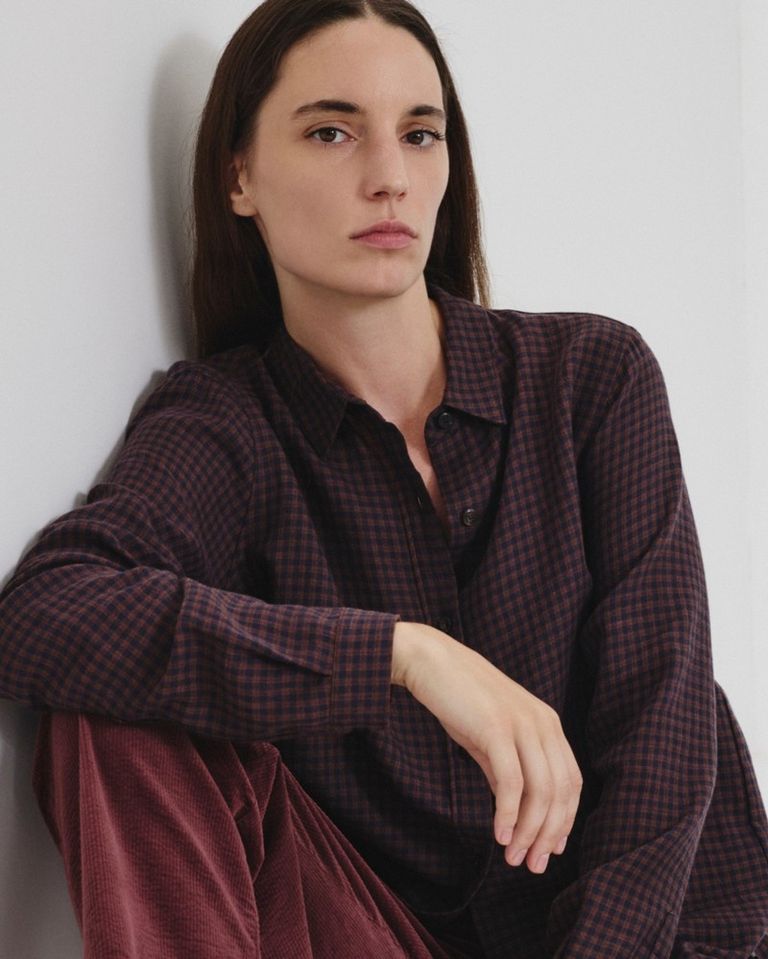 The art of simplicity. A soft Vichy weave, fluid lines, and thoughtful details define a collection made for effortless winter days. 

Available in boutique at 26 rue Saint Sulpice, Paris and online at pomandere.com

#POMANDÈRE #FW26